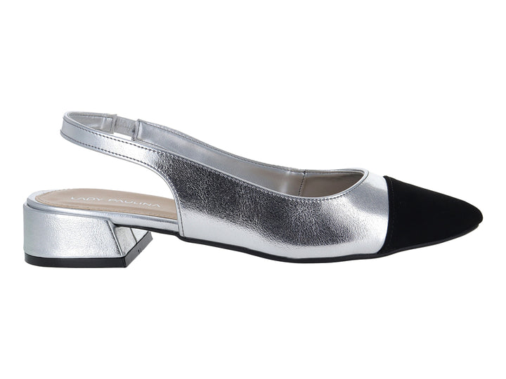 Zapato elegante para mujer color plata con punta negra, tacón bajo y correa posterior.