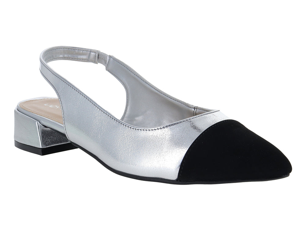 Zapato elegante para mujer color plata con punta negra, tacón bajo y correa posterior.