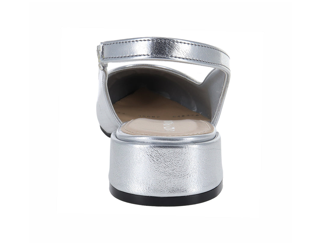 Zapato elegante para mujer color plata con punta negra, tacón bajo y correa posterior.