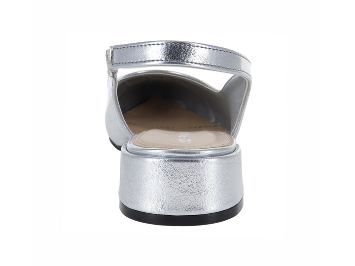 Zapato elegante para mujer color plata con punta negra, tacón bajo y correa posterior.