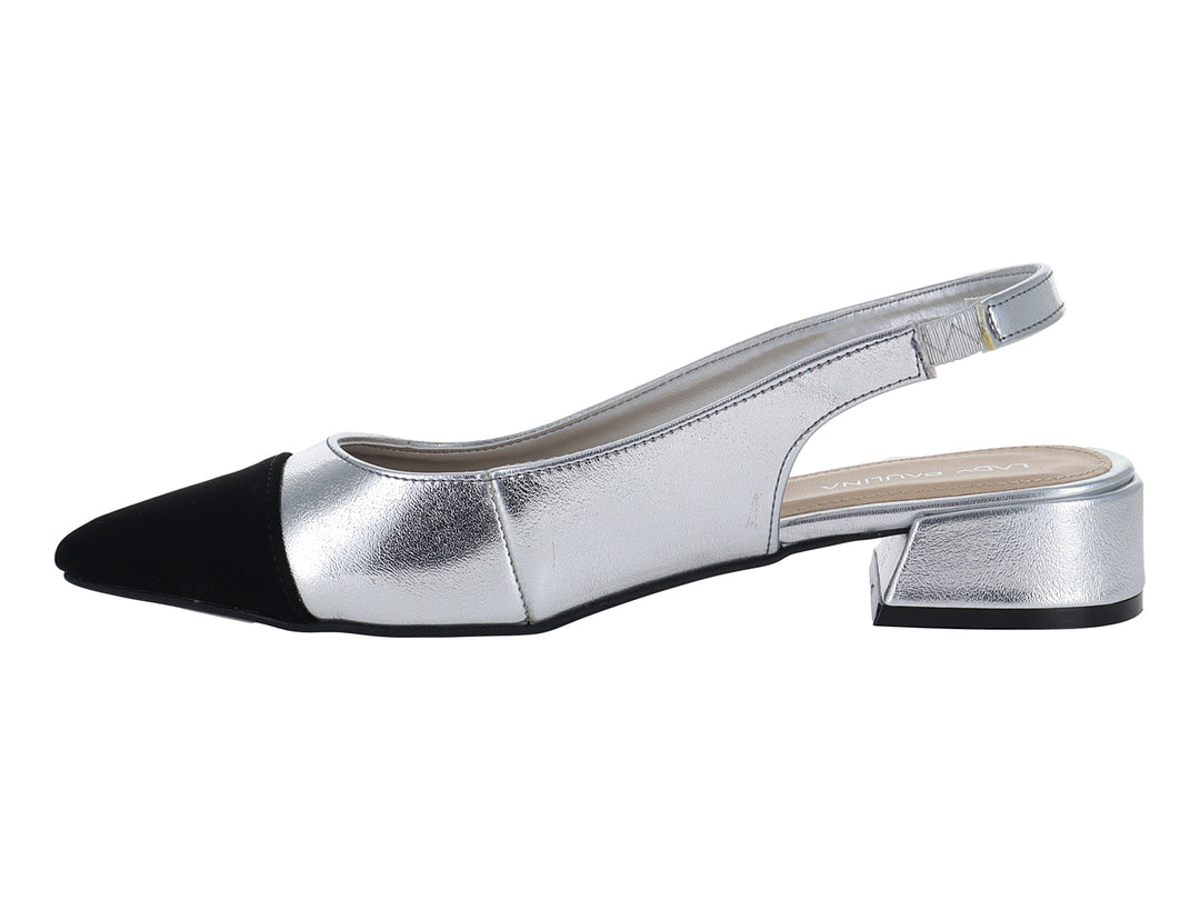 Zapato elegante para mujer color plata con punta negra, tacón bajo y correa posterior.