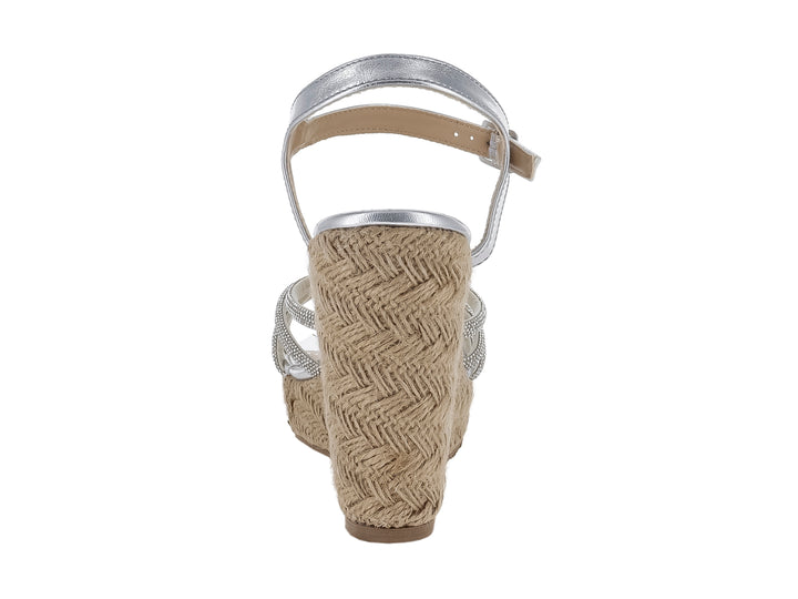 Sandalia de plataforma cuña color plata con tiras brillantes y tobillera con hebilla para mujer.