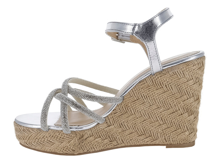 Sandalia de plataforma cuña color plata con tiras brillantes y tobillera con hebilla para mujer.