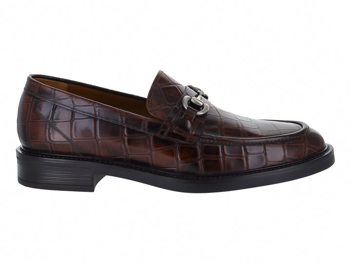 Zapato mocasín Gino Cherruti color caoba con textura de piel de cocodrilo y detalle de hebilla plateada.