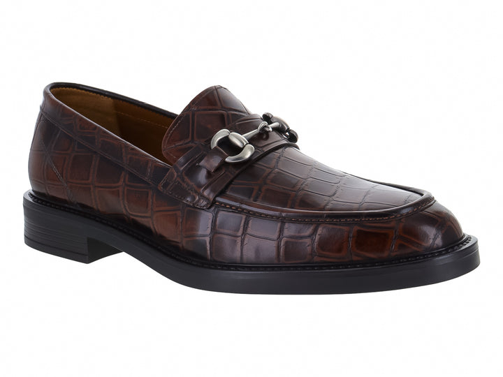 Zapato mocasín Gino Cherruti color caoba con textura de piel de cocodrilo y detalle de hebilla plateada.