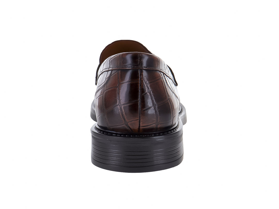 Zapato mocasín Gino Cherruti color caoba con textura de piel de cocodrilo y detalle de hebilla plateada.