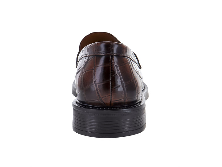 Zapato mocasín Gino Cherruti color caoba con textura de piel de cocodrilo y detalle de hebilla plateada.