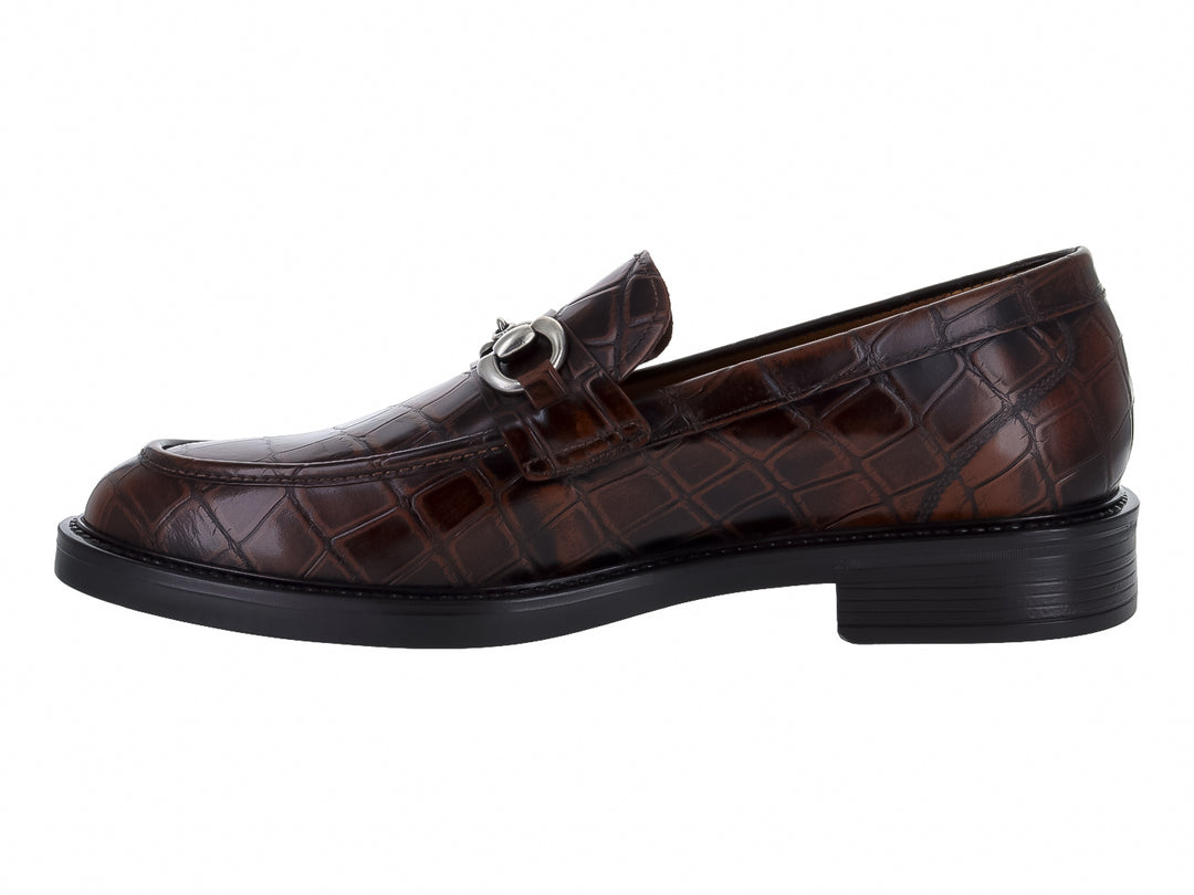 Zapato mocasín Gino Cherruti color caoba con textura de piel de cocodrilo y detalle de hebilla plateada.
