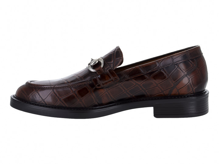 Zapato mocasín Gino Cherruti color caoba con textura de piel de cocodrilo y detalle de hebilla plateada.