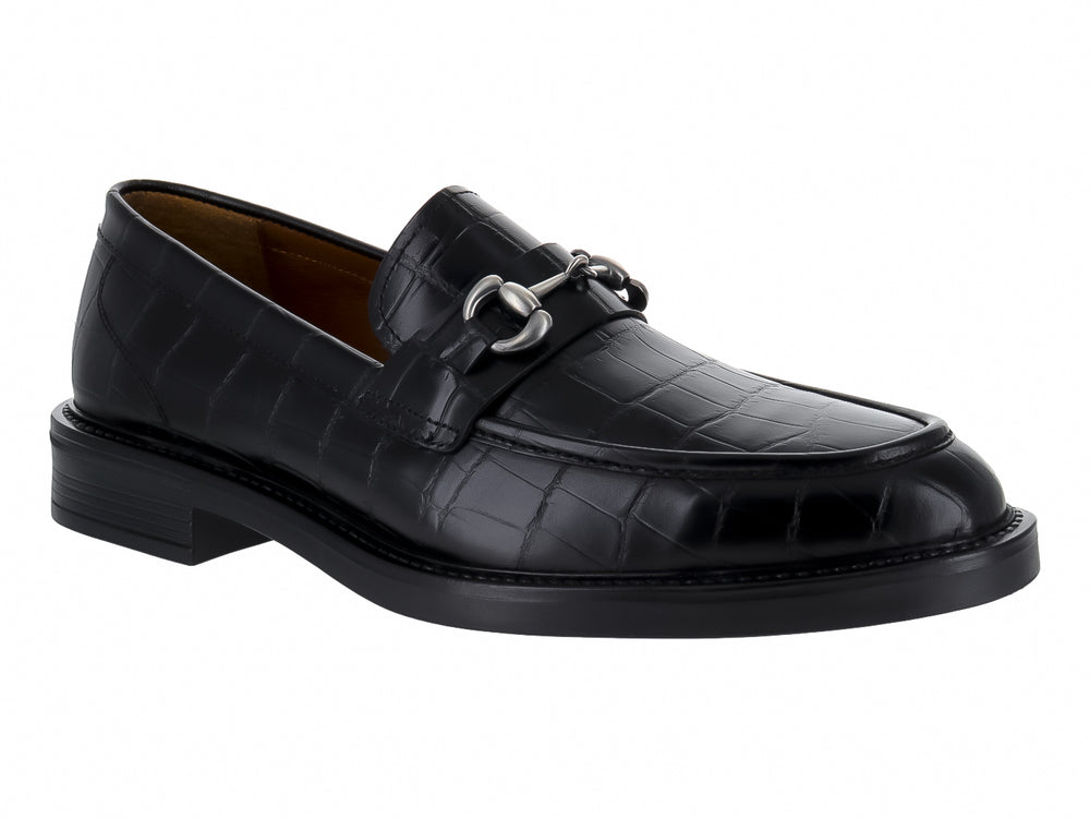 Zapato mocasín negro con textura de piel de lagarto y hebilla metálica plateada.