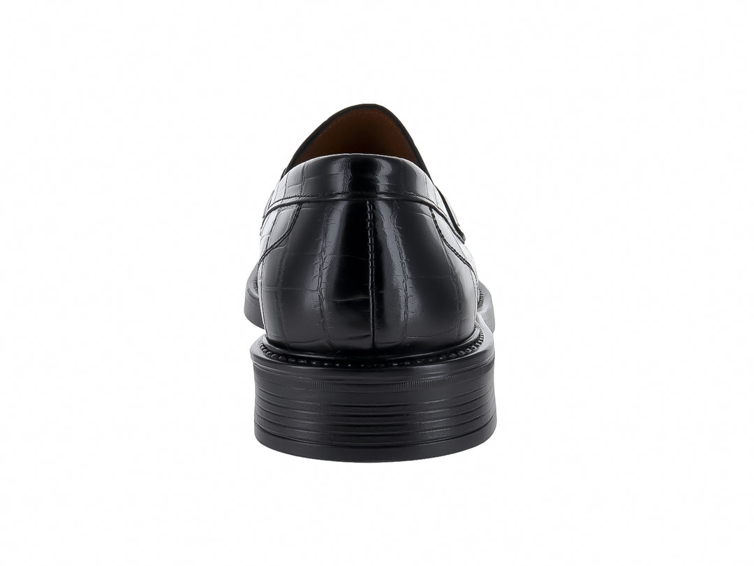 Zapato mocasín negro con textura de piel de lagarto y hebilla metálica plateada.