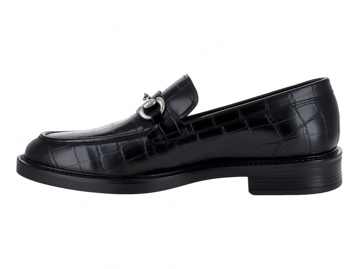 Zapato mocasín negro con textura de piel de lagarto y hebilla metálica plateada.