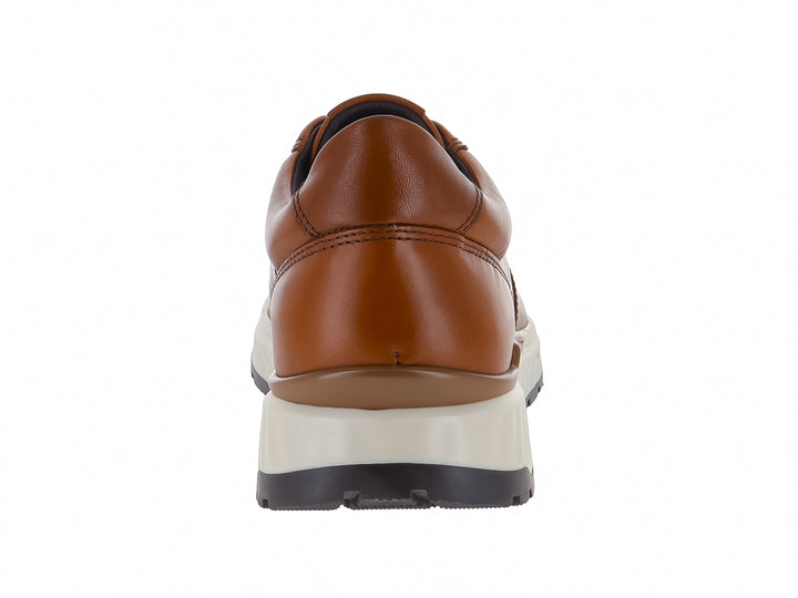 Zapato casual de cuero color miel con suela blanca y agujetas cafés.