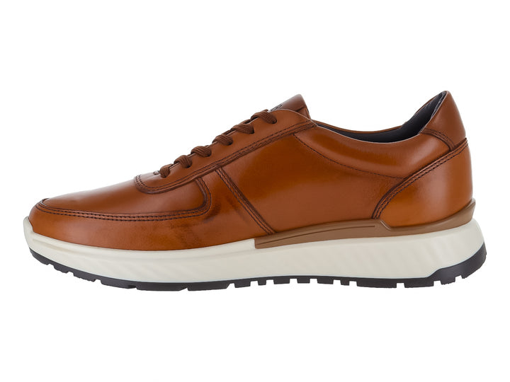 Zapato casual de cuero color miel con suela blanca y agujetas cafés.