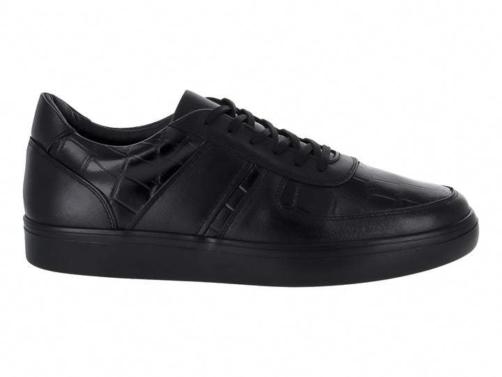 Zapato casual negro de cuero con textura de lagarto y agujetas negras.
