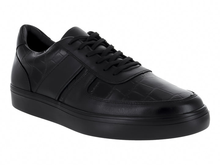 Zapato casual negro de cuero con textura de lagarto y agujetas negras.