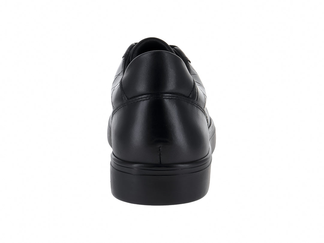 Zapato casual negro de cuero con textura de lagarto y agujetas negras.