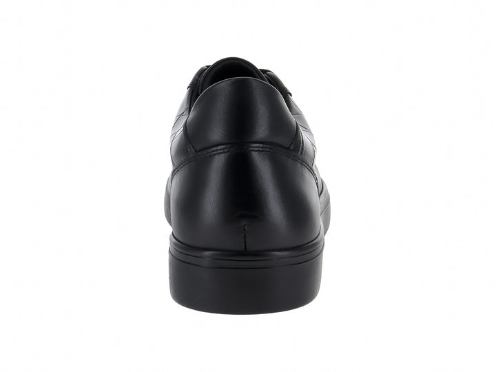 Zapato casual negro de cuero con textura de lagarto y agujetas negras.