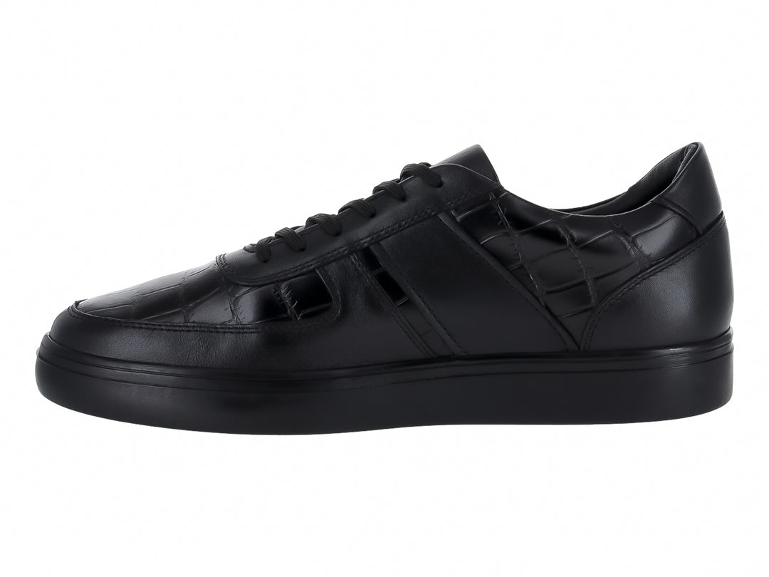 Zapato casual negro de cuero con textura de lagarto y agujetas negras.