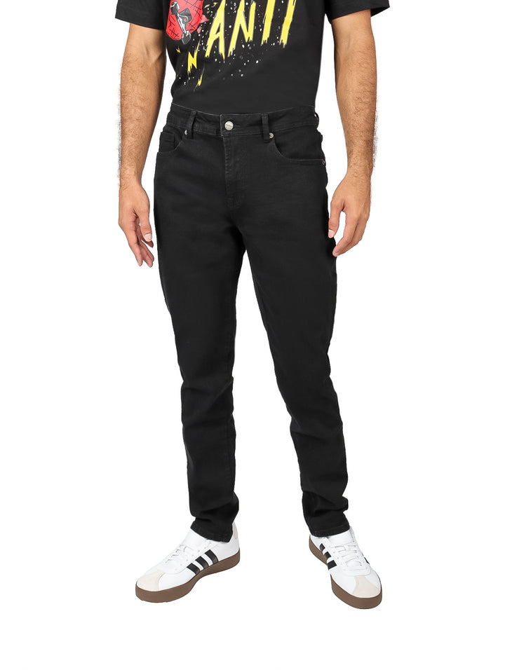 Hombre vistiendo pantalones jeans Perry Ellis color negro en corte slim fit.
