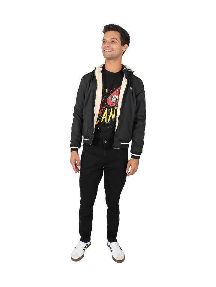 Hombre vistiendo pantalones jeans Perry Ellis color negro en corte slim fit.