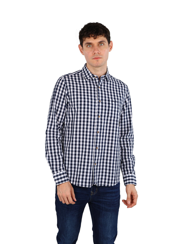 Hombre vistiendo camisa de manga larga con estampado de cuadros azules y blancos.