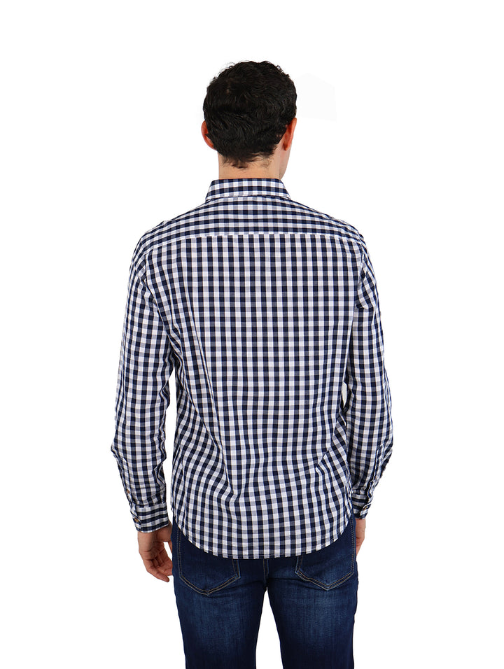 Hombre vistiendo camisa de manga larga con estampado de cuadros azules y blancos.