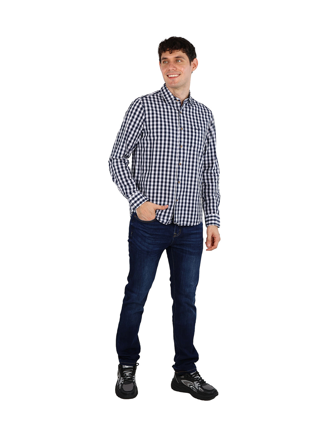 Hombre vistiendo camisa de manga larga con estampado de cuadros azules y blancos.