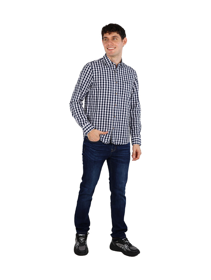 Hombre vistiendo camisa de manga larga con estampado de cuadros azules y blancos.