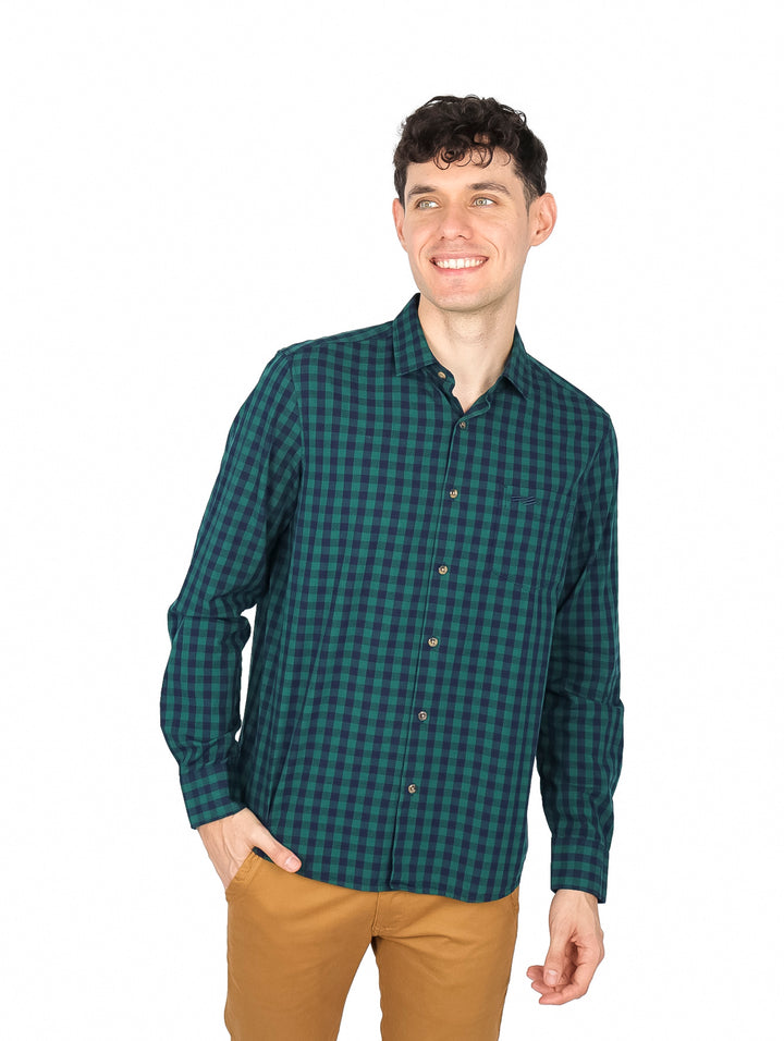 Hombre vistiendo una camisa de manga larga Perry Ellis en color verde mallard con estampado de cuadros pequeños.