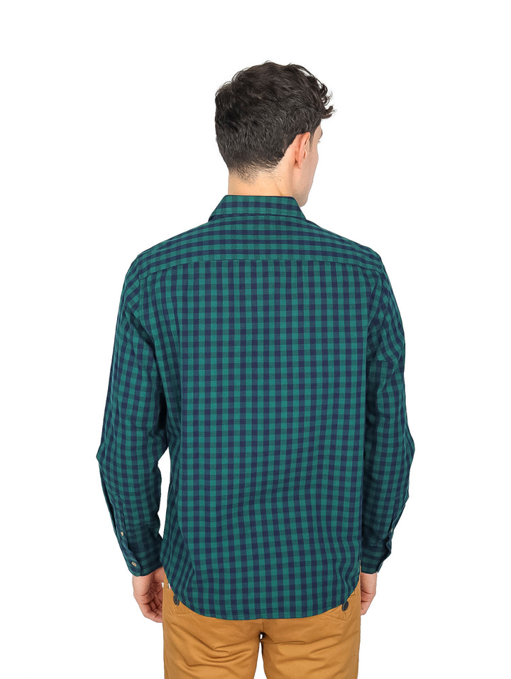 Hombre vistiendo una camisa de manga larga Perry Ellis en color verde mallard con estampado de cuadros pequeños.