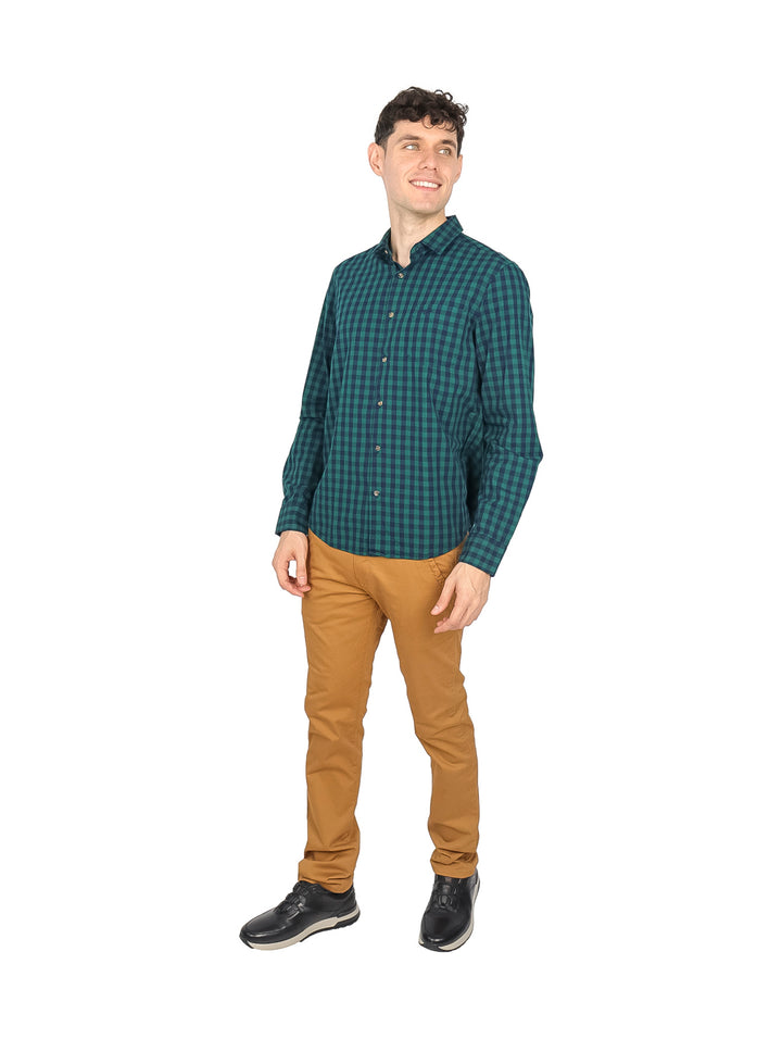 Hombre vistiendo una camisa de manga larga Perry Ellis en color verde mallard con estampado de cuadros pequeños.