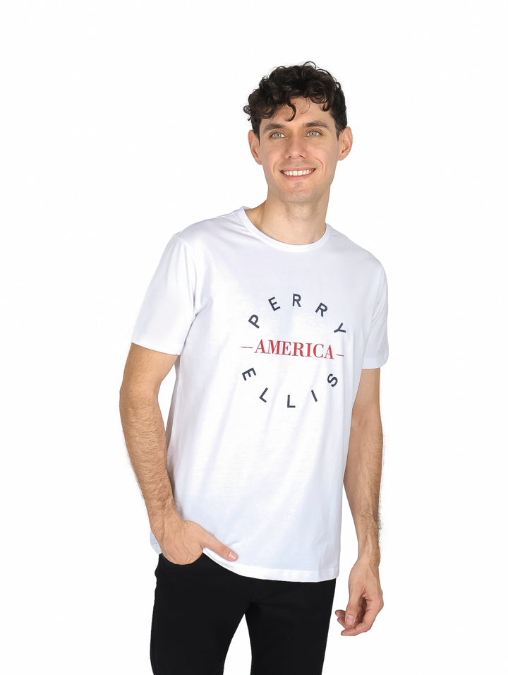 Hombre vistiendo una playera blanca de manga corta con texto estampado en el pecho.