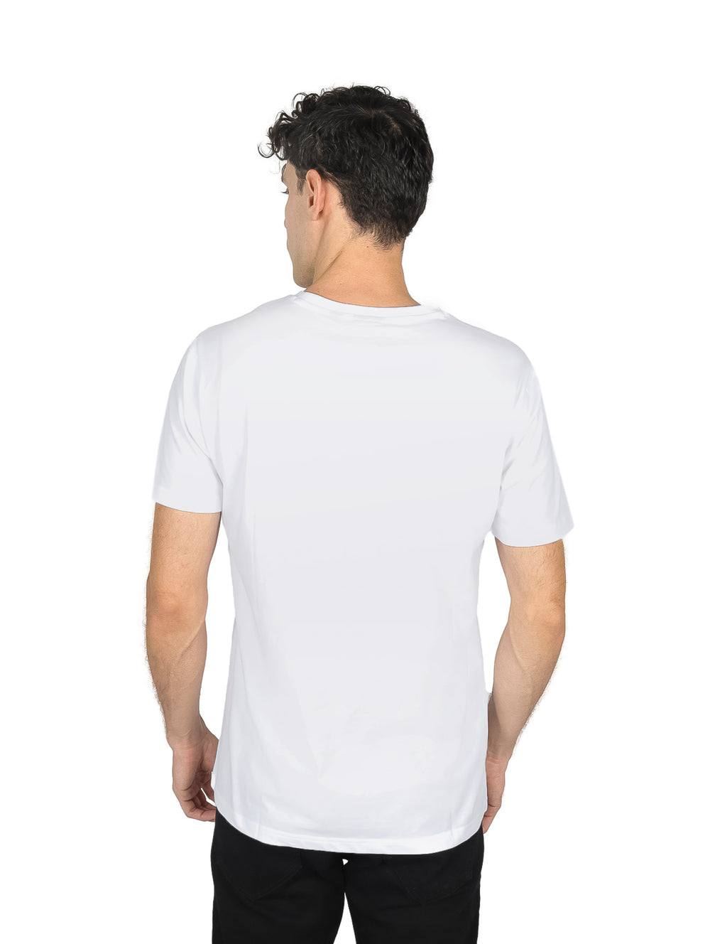 Hombre vistiendo una playera blanca de manga corta con texto estampado en el pecho.