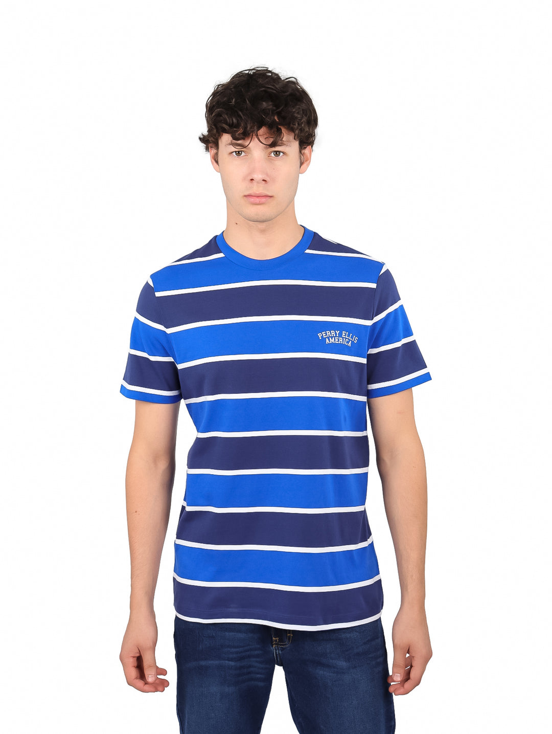 Hombre vistiendo playera de manga corta con rayas horizontales en tonos azul, azul marino y blanco.