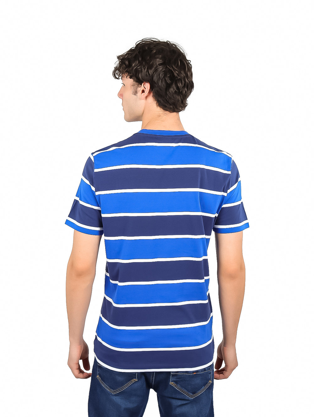 Hombre vistiendo playera de manga corta con rayas horizontales en tonos azul, azul marino y blanco.