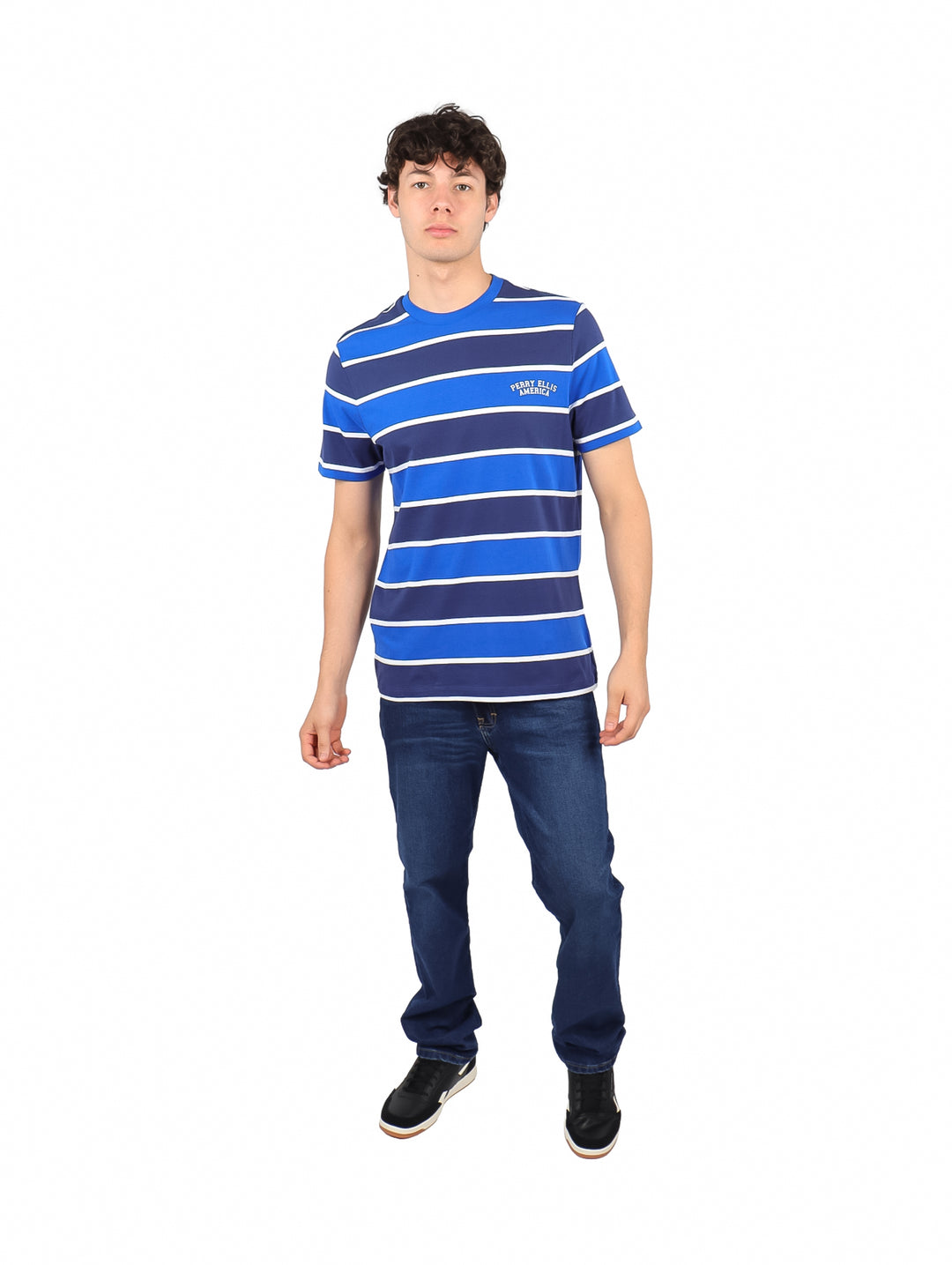 Hombre vistiendo playera de manga corta con rayas horizontales en tonos azul, azul marino y blanco.