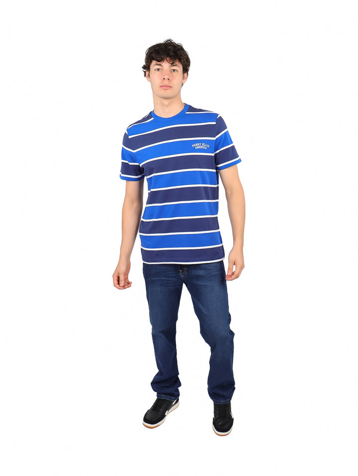 Hombre vistiendo playera de manga corta con rayas horizontales en tonos azul, azul marino y blanco.