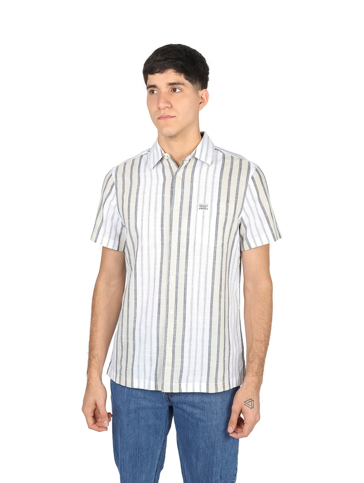 Hombre vistiendo una camisa de manga corta con rayas verticales en colores blanco y beige.