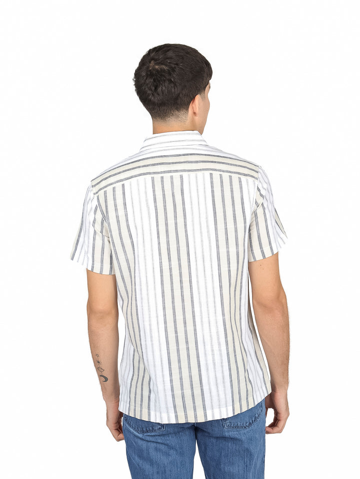 Hombre vistiendo una camisa de manga corta con rayas verticales en colores blanco y beige.