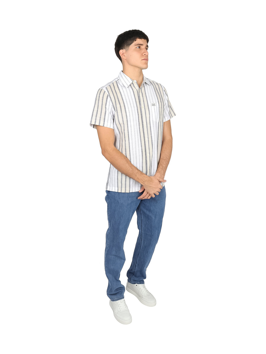Hombre vistiendo una camisa de manga corta con rayas verticales en colores blanco y beige.