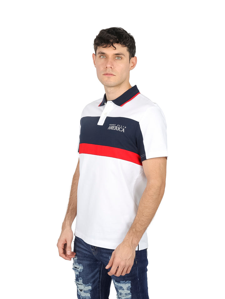Playera polo blanca para hombre con franjas horizontales en azul marino y rojo en el pecho.