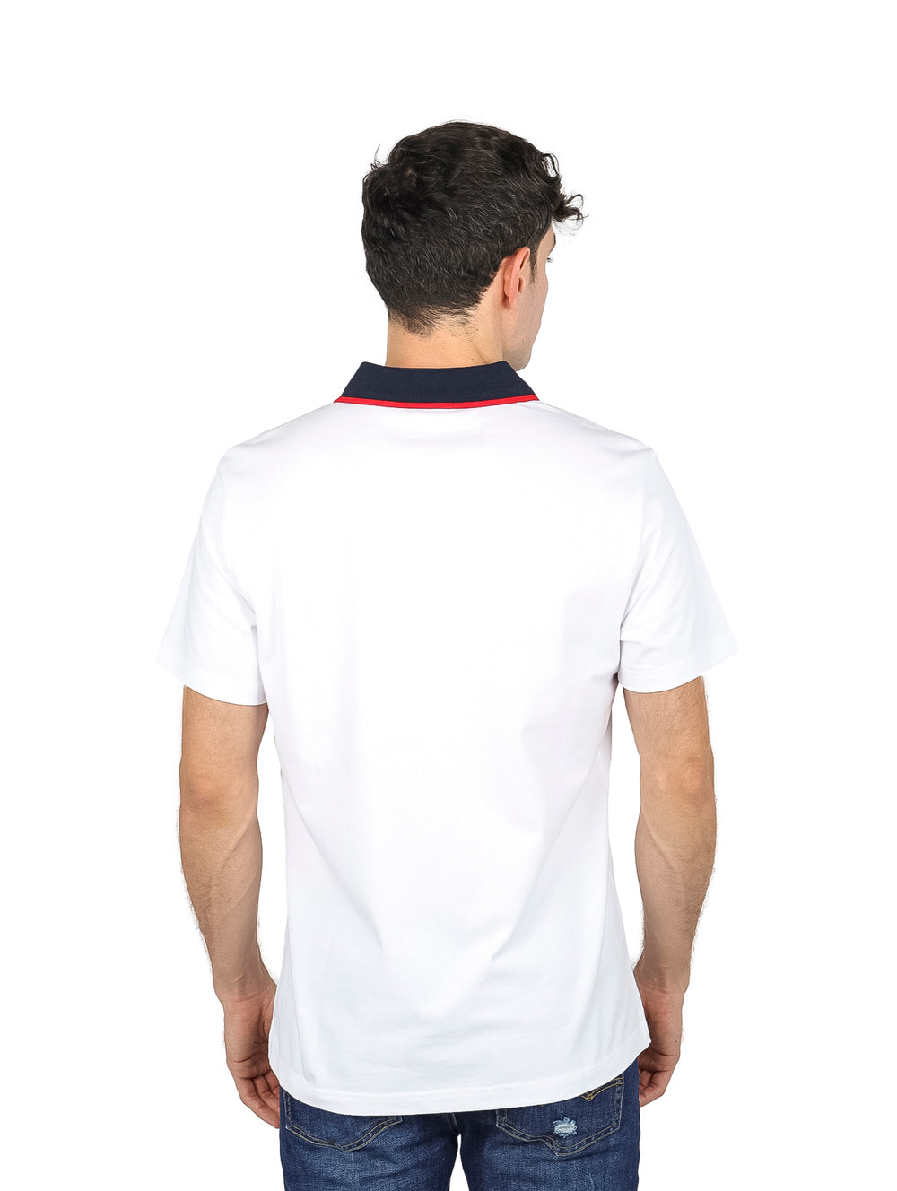 Playera polo blanca para hombre con franjas horizontales en azul marino y rojo en el pecho.
