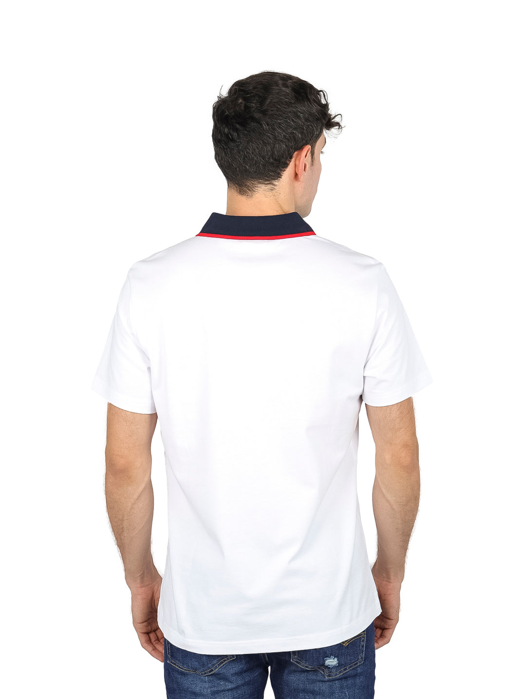 Playera polo blanca para hombre con franjas horizontales en azul marino y rojo en el pecho.