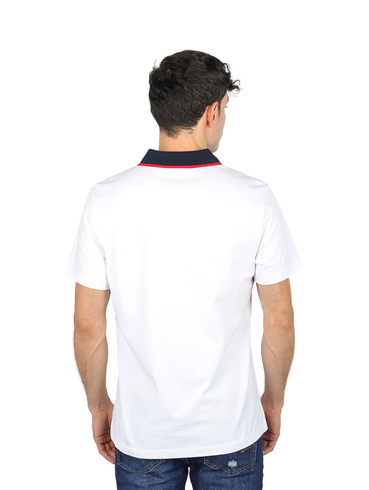 Playera polo blanca para hombre con franjas horizontales en azul marino y rojo en el pecho.