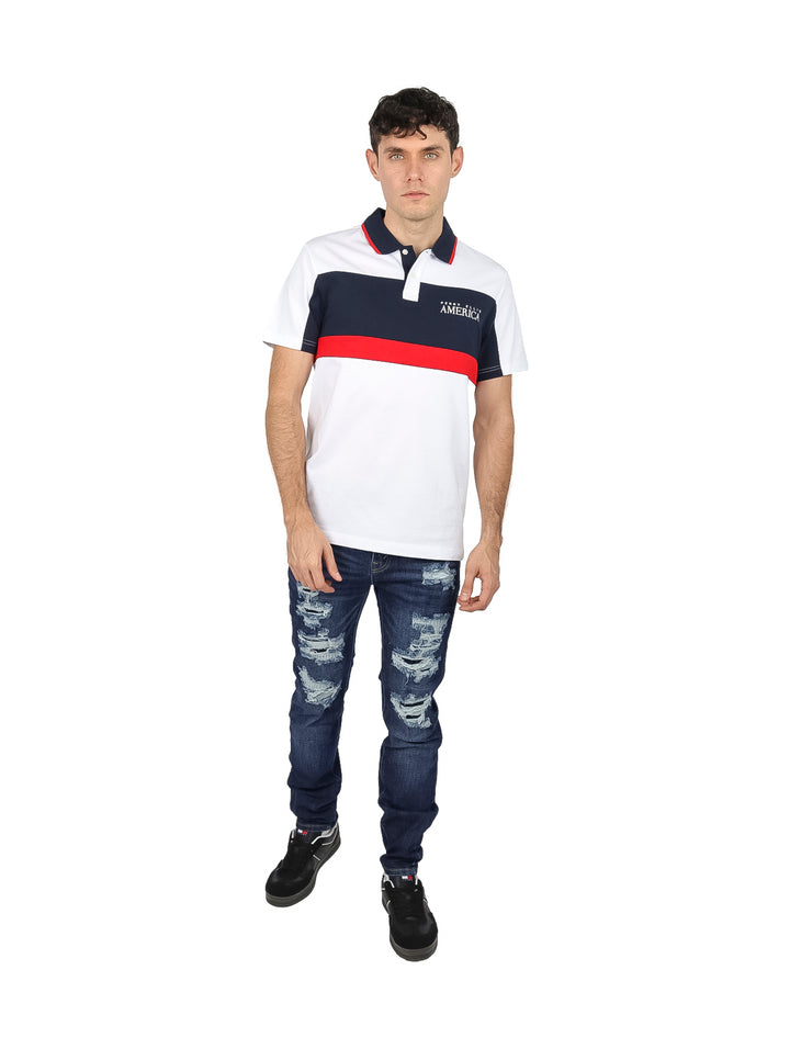 Playera polo blanca para hombre con franjas horizontales en azul marino y rojo en el pecho.
