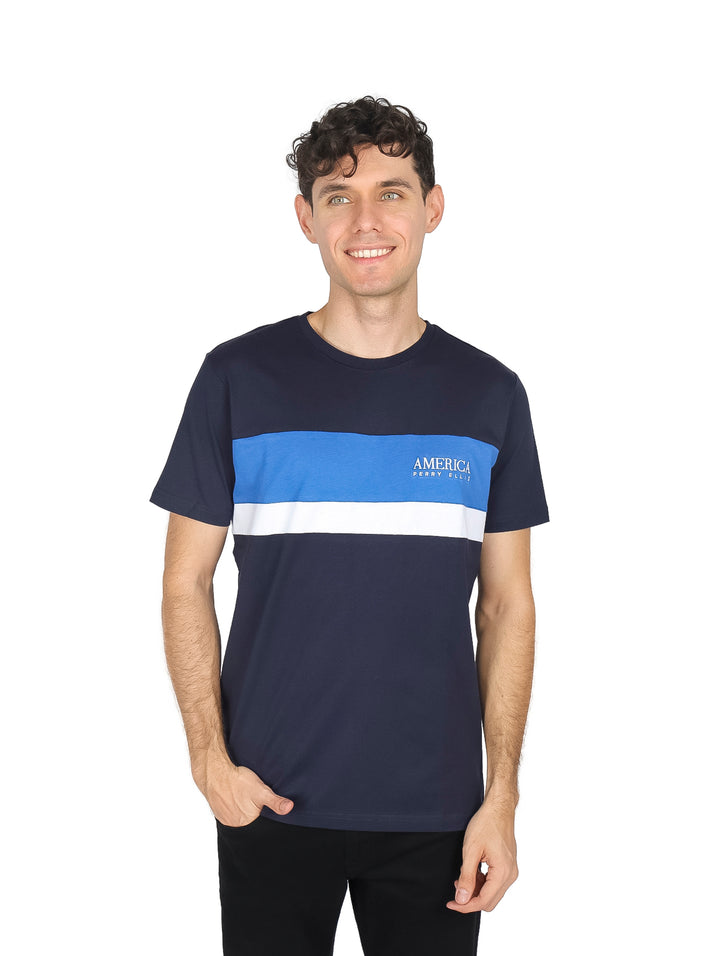 Hombre vistiendo playera azul marino con franjas horizontales en azul claro y blanco.
