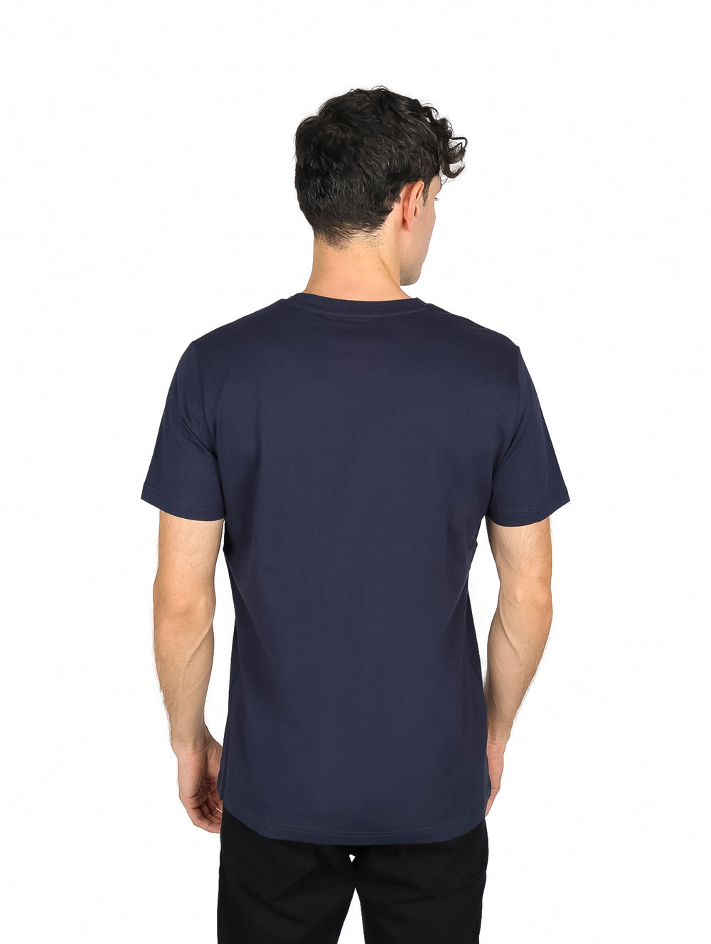 Hombre vistiendo playera azul marino con franjas horizontales en azul claro y blanco.