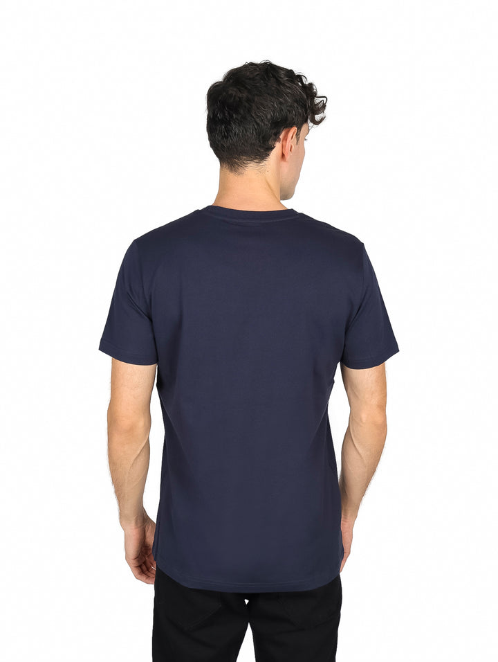 Hombre vistiendo playera azul marino con franjas horizontales en azul claro y blanco.