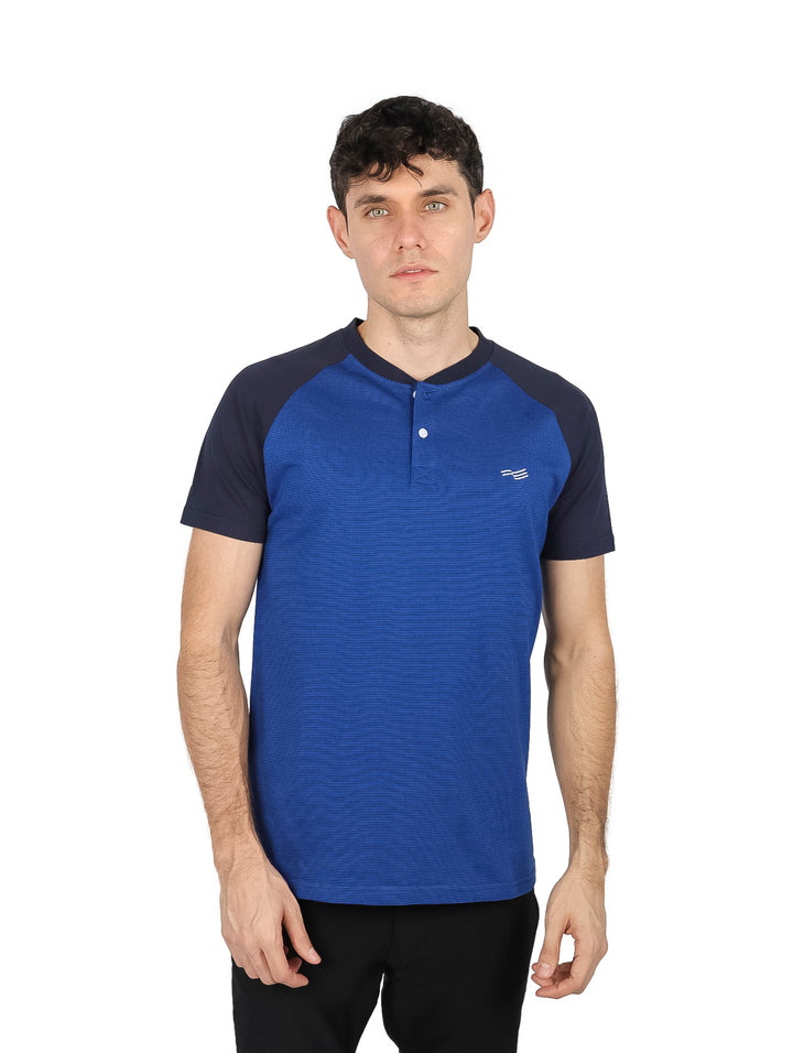 Hombre vistiendo playera Perry Ellis azul con mangas en contraste azul marino y cuello estilo Henley.